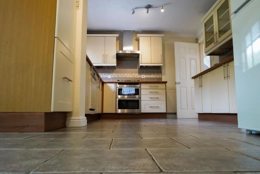 Big 5 Bedroom House In Biddenham With 3 Bathrooms Exterior photo