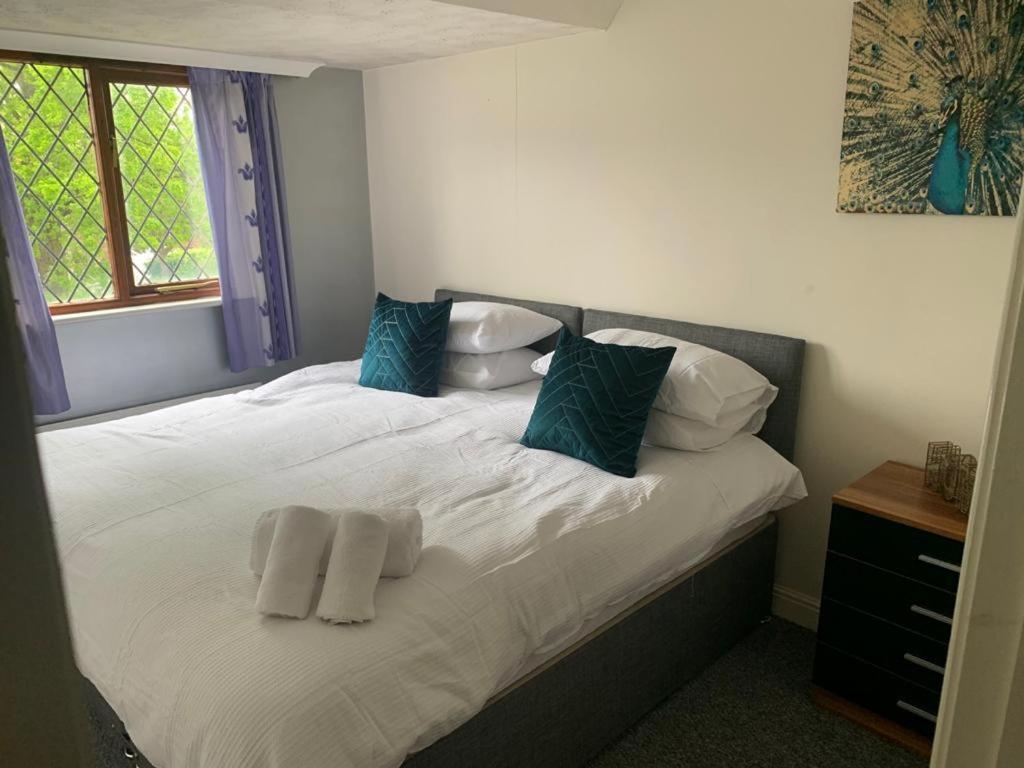 Big 5 Bedroom House In Biddenham With 3 Bathrooms Exterior photo