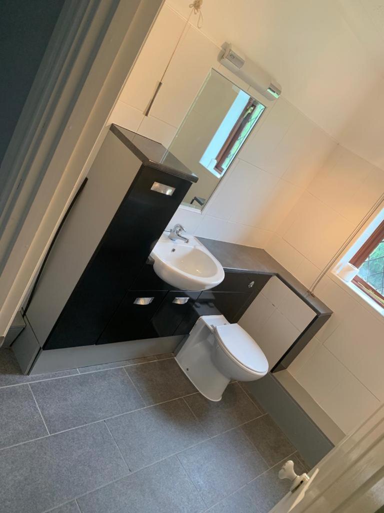 Big 5 Bedroom House In Biddenham With 3 Bathrooms Exterior photo