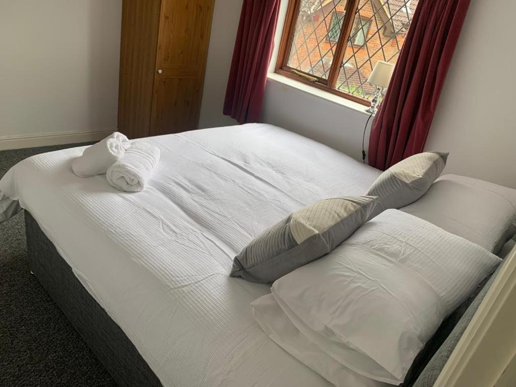 Big 5 Bedroom House In Biddenham With 3 Bathrooms Exterior photo
