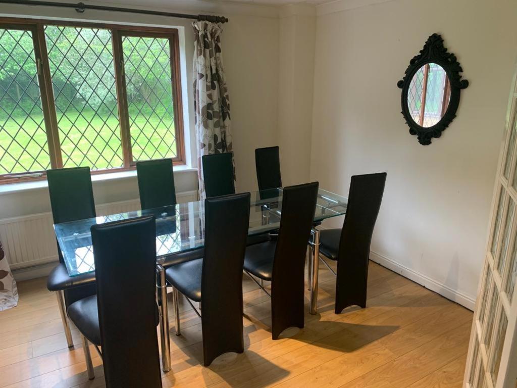 Big 5 Bedroom House In Biddenham With 3 Bathrooms Exterior photo
